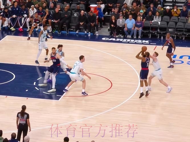 哈登32+4+10+4一战超奥尼尔，小卡单节爆砍19分，快船16连斩黄蜂